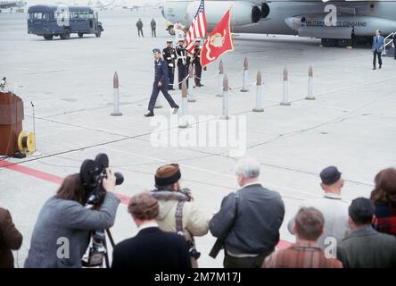 Ehemaliger Kriegsgefangener und USA Air Force OBERST Albert Edward Runyan geht vom C-141 Starlifter zu den wartenden Mikrofonen. OBERST Runyan wurde am 29. April 66 gefangen genommen und am 12. Februar 73 von den Nordvietnamesen in Hanoi freigelassen. Betreff Operation/Serie: HOMECOMING Base: Naval Air Station, Alameda Staat: Kalifornien (CA) Land: Vereinigte Staaten von Amerika (USA) Stockfoto