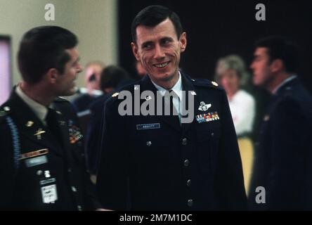 Ehemaliger Kriegsgefangener und USA Air Force MAJ Joseph S. Abbott Jr. spricht mit einem Armeeoffizier in der Lounge. MAJ Abbott wurde am 20. April 67 gefangen genommen und am 18. Februar 73 von den Nordvietnamesen in Hanoi freigelassen. Betreff Operation/Serie: HOMECOMING Base: Luftwaffenstützpunkt Travis Bundesstaat: Kalifornien (CA) Land: Vereinigte Staaten von Amerika (USA) Stockfoto