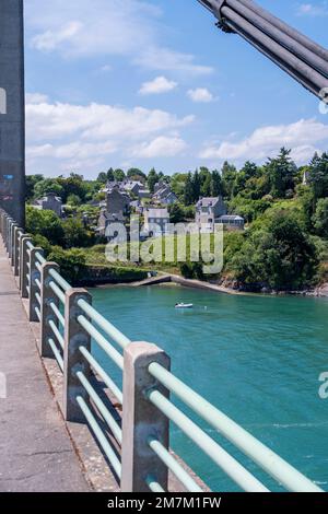 Plouer-sur-Rance (Bretagne, Nordwestfrankreich): marina ‚Port Saint-Hubert‘ mit Blick von der Saint-Hubert-Brücke über die Rance. Häuser bei der Stockfoto