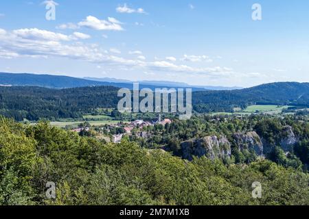 La Chaux-du-Dombief (Zentralöstfrankreich): Überblick über das Dorf, den Wald und das Jura-Gebirge vom Gipfel „Pic de l’Aigle“ Stockfoto
