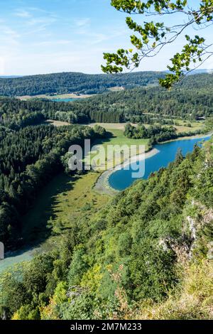 La Chaux-du-Dombief (Zentralöstfrankreich): Petit Maclu-See von dem Weg zum „Belvedere des quatre lacs“ (vier Seen Belvedere), Stockfoto
