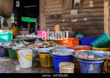 Prasae Morning Market, Thailand, 14. April 2019: Fröhliche und fröhliche Fischverkäuferin mit einem Lächeln im Gesicht. Stockfoto