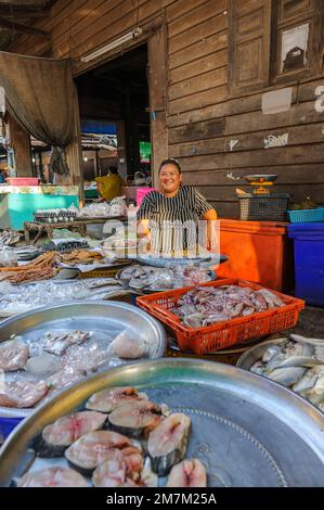 Prasae Morning Market, Thailand, 14. April 2019: Fröhliche und fröhliche Fischverkäuferin mit einem Lächeln im Gesicht. Stockfoto