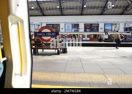 London, England, Großbritannien. Earl's Court U-Bahn-Station durch die offenen Türen einer U-Bahn Stockfoto