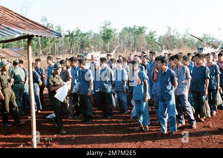 Auf einem unfruchtbaren Feld in der Nähe von Loc Ninh werden die südvietnamesischen Kriegsgefangenen von ihren Entführern in Formation gestellt, bevor sie von den Vietcong an die Vertreter ihrer Regierung entlassen werden. Basis: Loc Ninh Country: Südvietnam Stockfoto