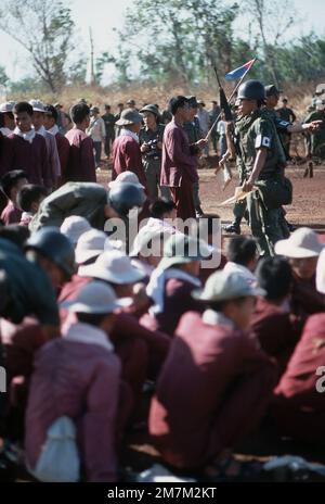 Vietcong-Kriegsgefangene stehen und sitzen am Austauschort. Sie wurden mit einem Flugzeug der USAF C-130 vom Luftwaffenstützpunkt Bien Hoa eingeflogen. Sie werden gegen amerikanische und südvietnamesische Kriegsgefangene ausgetauscht, die von den Vietcong-Streitkräften festgehalten werden. Subjekt Operation/Serie: HOMECOMING-Basis: Loc Ninh Country: South Vietnam Stockfoto