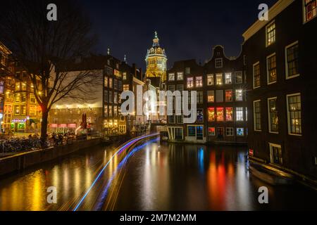 Amsterdamer Kanäle bei Nacht Stockfoto