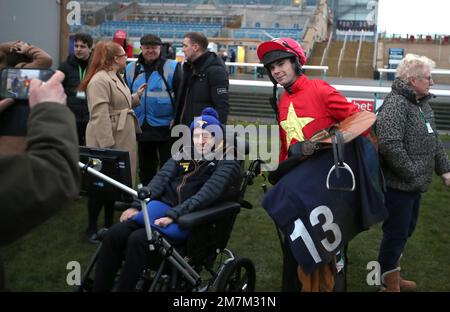 Jockey Billy Garritty (rechts) und ehemaliger Rugby-Ligaspieler Rob Burrow posieren während der Sky Bet Afternoon Races auf der Doncaster Racecourse für Fotos. Foto: Dienstag, 10. Januar 2023. Stockfoto