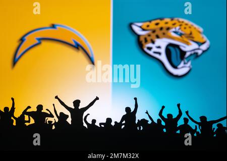 JACKSONVILLE, USA, 10. JANUAR 2023: Los Angeles Chargers vs. Jacksonville Jaguars. NFL Wild Card Round 2023, Silhouette von Fans, die das Team A unterstützen Stockfoto