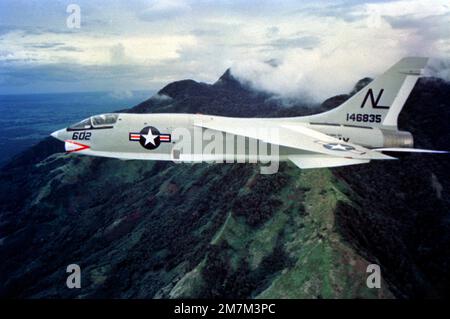 Eine Air-to-Air-Seitenansicht eines leichten fotografischen Aufklärungsgeschwaders 63 (VFP-63) RF-8G. Land: Unbekannt Stockfoto