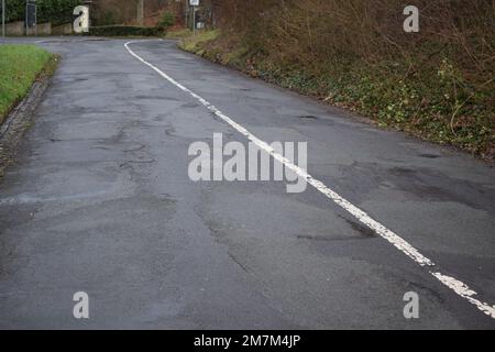 Ein Schlagloch in einer Stadtstraße Stockfoto