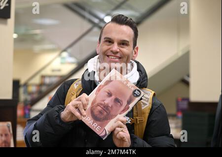 New York, USA. 10. Januar 2023. Jason Chellew aus Toronto, Kanada, besitzt eine Ausgabe von Prince Harry, Duke of Sussex Memoir mit dem Titel „Spare“ Minuten nach dem Verkauf im Midtown Barnes & Noble Buchladen in New York, NY, am 10. Januar 2023. (Foto: Anthony Behar/Sipa USA) Guthaben: SIPA USA/Alamy Live News Stockfoto