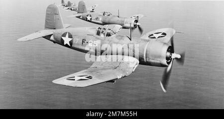 Oldtimer-Foto aus dem Jahr 1943 von American Vought F4U Corsair-Kampfflugzeugen über dem Pazifischen Ozean im Zweiten Weltkrieg Stockfoto