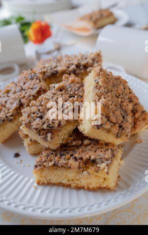 Tuchkuchen mit knusprigem Haselnusskuchen auf einem weißen Tisch Stockfoto