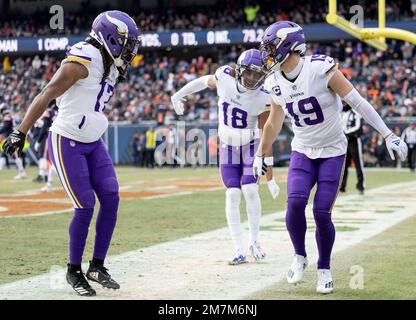 Chicago, Usa. 08. Januar 2023. Adam Thielen (19) der Minnesota Vikings feiert nach einem Touchdown im ersten Quartal Sonntag, den 8. Januar 2023, auf dem Soldier Field in Chicago, Illinois. (Foto: Carlos Gonzalez/Minneapolis Star Tribune/TNS/Sipa USA) Guthaben: SIPA USA/Alamy Live News Stockfoto