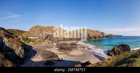 Küste und unberührte zerklüftete Landschaft am Kynance Cove auf der Lizard Peninsula an einem sonnigen Tag an der Südküste Cornwalls im Südwesten Englands Stockfoto