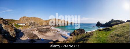 Küste und unberührte zerklüftete Landschaft am Kynance Cove auf der Lizard Peninsula an einem sonnigen Tag an der Südküste Cornwalls im Südwesten Englands Stockfoto