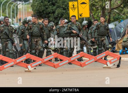 Brasilia, Brasilien. 09. Januar 2023. Die Sicherheitskräfte sind in Bewegung, nachdem radikale Anhänger des ehemaligen brasilianischen Präsidenten Bolsonaro den Regierungsbezirk angegriffen haben. Kredit: Isabella Finholdt/dpa/Alamy Live News Stockfoto