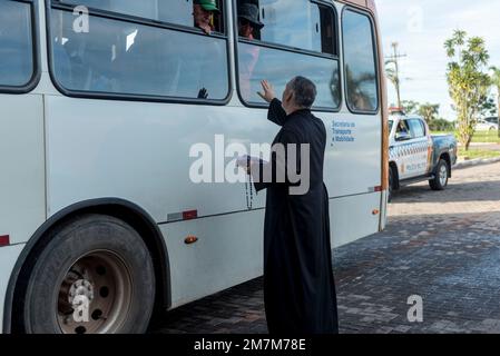 Brasilia, Brasilien. 09. Januar 2023. Ein Priester spricht mit radikalen Anhängern des brasilianischen Präsidenten Bolsonaro, nach einem Angriff auf das Regierungsviertel werden sie aus ihrem Lager genommen. Kredit: Isabella Finholdt/dpa/Alamy Live News Stockfoto