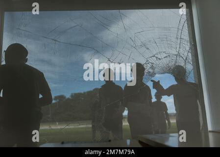 Brasilia, Brasilien. 09. Januar 2023. Arbeiter inspizieren Schäden am Hauptquartier der Regierung Palacio do Planalto nach dem Angriff radikaler Anhänger des ehemaligen brasilianischen Präsidenten Bolsonaro auf das Regierungsviertel. Kredit: Isabella Finholdt/dpa/Alamy Live News Stockfoto