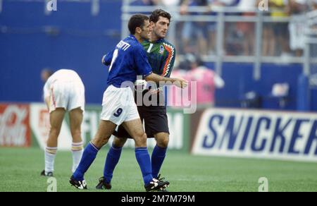 Foxborough, Vereinigte Staaten. 10. Januar 2023. firo, 09.07.1994 Bild archivieren, Foto archivieren, archivieren, Fotos archivieren Fußball, Fußball, Weltmeisterschaft 1994 USA Quarterfinale: Italien - Spanien 2:1 Gianluca Pagliuca, ganze Figur, mit und Mauro Tassotti Credit: dpa/Alamy Live News Stockfoto