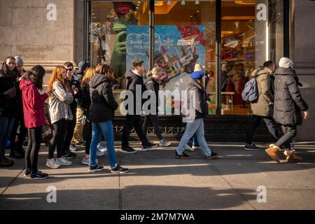 Kunden stehen am Freitag, den 30. Dezember 2022, vor dem Lego-Store in der Nachbarschaft Flatiron in New York in Schlange. (© Richard B. Levine) Stockfoto