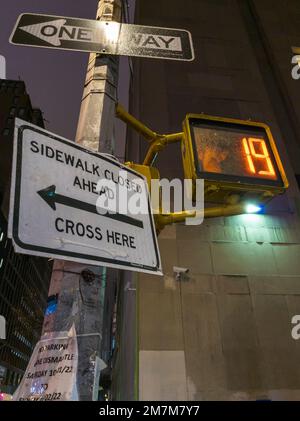 Schild „Gehweg geschlossen“ in der Eighth Avenue in Chelsea in New York am Mittwoch, 4. Januar 2023. (© Richard B. Levine) Stockfoto