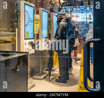 Am Dienstag, den 3. Januar 2023, bestellen Gäste an Kiosken in einem McDonald's Restaurant in New York. (© Richard B. Levine) Stockfoto