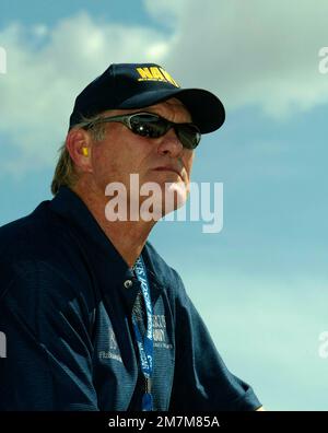 West Allis, Wisconsin, USA. 30. Juni 2003. Terry Bradshaw sieht zu, wie sein Navy.Com-Rennteam auf der Milwaukee Mile in West Allis, WI, beim GNC Live Well 250 NASCAR Busch Grand National-Rennen antritt. (Kreditbild: © Walter G. Arce Sr./ZUMA Press Wire) NUR REDAKTIONELLE VERWENDUNG! Nicht für den kommerziellen GEBRAUCH! Stockfoto