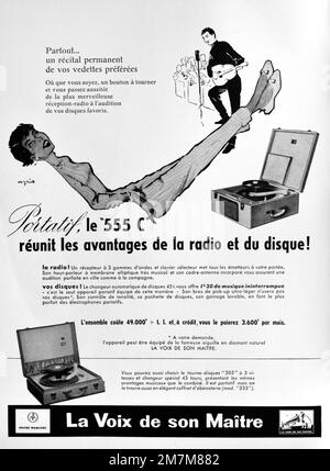 Klassische oder alte Werbung, Werbung, Publicity oder Illustration für einen tragbaren HIS Masters Voice Record Player Modell 555 C-Werbespot 1956. Illustriert mit 1950er Frau, die sich entspannt und Musik hört. Stockfoto