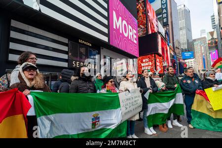 Bolivianer und ihre Anhänger versammeln sich am Sonntag, dem 8. Januar 2022, am Times Square in New York, um gegen die politische Verfolgung in Bolivien zu protestieren. (© Richard B. Levine) Stockfoto