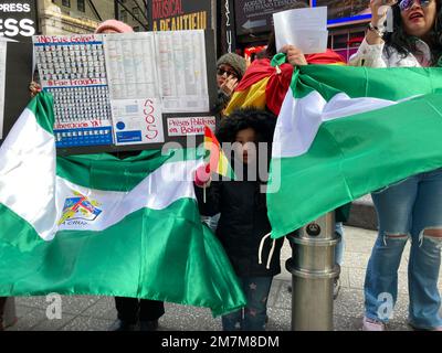Bolivianer und ihre Anhänger versammeln sich am Sonntag, dem 8. Januar 2022, am Times Square in New York, um gegen die politische Verfolgung in Bolivien zu protestieren. (© Frances M. Roberts) Stockfoto