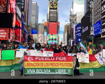 Bolivianer und ihre Anhänger versammeln sich am Sonntag, dem 8. Januar 2022, am Times Square in New York, um gegen die politische Verfolgung in Bolivien zu protestieren. (© Frances M. Roberts) Stockfoto