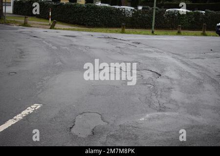 Ein Schlagloch in einer Stadtstraße Stockfoto