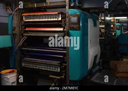 Innenraum des Druckhauslagers mit Druckmaschine Stockfoto