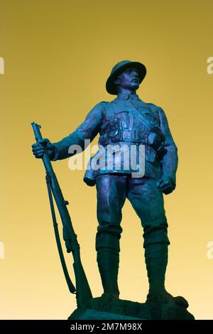 Eine Bronze Memorial Statue in der Winchester Cathedral in der Nähe Eines Kings Royal Rifle Corps Soldier with Gun in Hand, Winchester UK Stockfoto