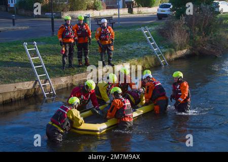 Feuerwehrleute aus Hampshire und Isle of Wight Feuerwehr- und Rettungsdienst während des Trainings Putting A Casualty on A Rib, River Itchen Winchester, Großbritannien Stockfoto