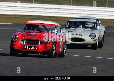 Crispin Harris, James Wilmoth, Austin Healey 3000, James Thorpe, Phil Quaife, Jaguar E-Type, Masters Historic Racing, Internationale Trophäe für Klassiker Stockfoto