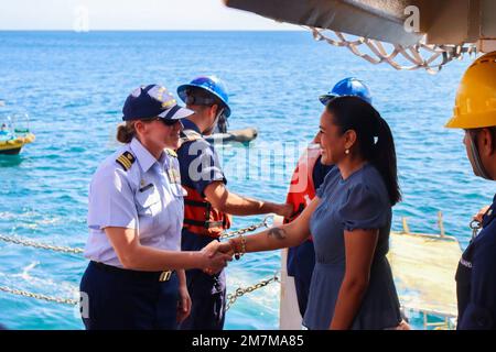 Cmdr. Patricia Bennett, die befehlshabende Offizierin der Küstenwache Cutter Northland (WMEC 904), begrüßt den Präsidenten des Verwaltungsrats der Provinz Galapagos an Bord von Northland am 10. Mai 2022. Northland erreichte die Galapagosinseln zum ersten Mal in der 38-jährigen Geschichte des Fräsers am 10. Mai und wurde erst das zweite Schiff der Küstenwache, das seit über einem Jahrzehnt in den Gewässern der Galapagosinseln vor Anker ging. Stockfoto