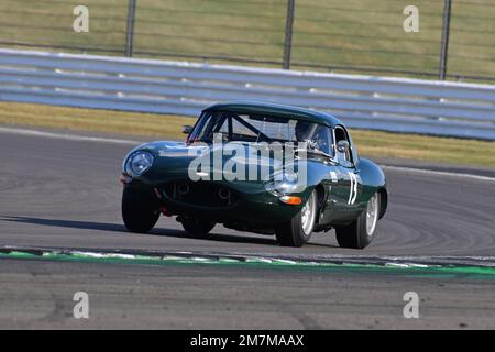 Lucas Bscher, Jaguar E-Type, Masters Historic Racing, Internationale Trophäe für klassische GT-Autos vor '66, ein fünfzigminütiges Rennen mit obligatorischem Pitstop Stockfoto