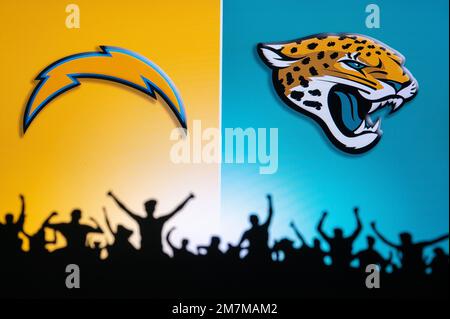 JACKSONVILLE, USA, 10. JANUAR 2023: Los Angeles Chargers vs. Jacksonville Jaguars. NFL Wild Card Round 2023, Silhouette von Fans, die das Team A unterstützen Stockfoto