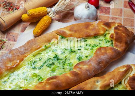 Pide, Cheese Pide, Kasarli Pide. Türkischer Pide mit Käse. Türkische Pizza, Käse-Pita auf weißem Hintergrund. Stockfoto