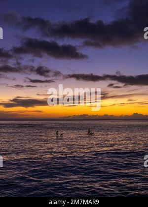 Eine vertikale Aufnahme eines wunderschönen Sonnenuntergangs am Horizont über dem Meer Stockfoto