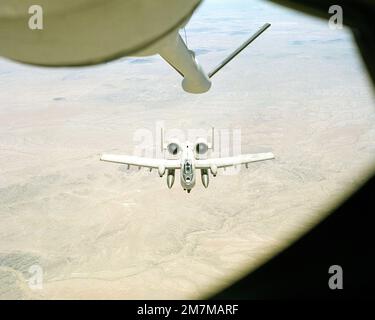 Ein Luftbild von einem KC-135 Stratotanker, wenn sein Boom ein A-10A Thunderbolt II Flugzeug verbindet und betankt. Basis: Luftwaffenstützpunkt Edwards Bundesstaat: Kalifornien (CA) Land: Vereinigte Staaten von Amerika (USA) Stockfoto