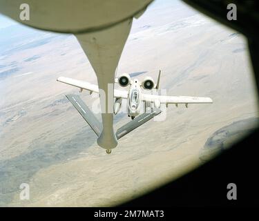 Ein Luftbild von einem KC-135 Stratotanker, als der Boom absenkte, während ein A-10A Thunderbolt II-Flugzeug zum Betanken ansteht. Basis: Luftwaffenstützpunkt Edwards Bundesstaat: Kalifornien (CA) Land: Vereinigte Staaten von Amerika (USA) Stockfoto