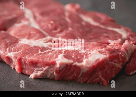 Rohes Fleisch auf dunklem Hintergrund Stockfoto