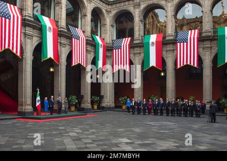 Mexiko-Stadt, Mexiko. 09. Januar 2023. US-Präsident Joe Biden und mexikanischer Präsident Andres Manuel Lopez Obrador und ihre Frauen während der Ankunftszeremonie vor dem nordamerikanischen Gipfeltreffen der Staats- und Regierungschefs am Palacio Nacional, 9. Januar 2023 in Mexiko-Stadt, Mexiko. Kredit: Presidencia de la Republica Mexicana/Mexican Presidents Office/Alamy Live News Stockfoto