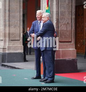 Mexiko-Stadt, Mexiko. 09. Januar 2023. US-Präsident Joe Biden, Left und der mexikanische Präsident Andres Manuel Lopez Obrador begrüßen die Ankunftszeremonie vor dem nordamerikanischen Gipfeltreffen der Staats- und Regierungschefs im Palacio Nacional am 9. Januar 2023 in Mexiko-Stadt, Mexiko. Kredit: Presidencia de la Republica Mexicana/Mexican Presidents Office/Alamy Live News Stockfoto