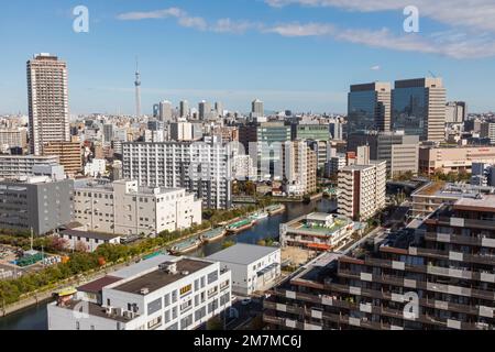 Japan, Honshu, Tokio, typischer Stadtblick und Tokyo Skytree Tower Szene aus der Gegend von Toyosu Stockfoto