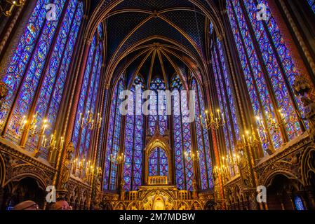 Paris, Frankreich - 27 2022. Dezember: Das atemberaubende Buntglasfenster und die wunderschöne Decke in Saint-Chapelle in Paris Stockfoto
